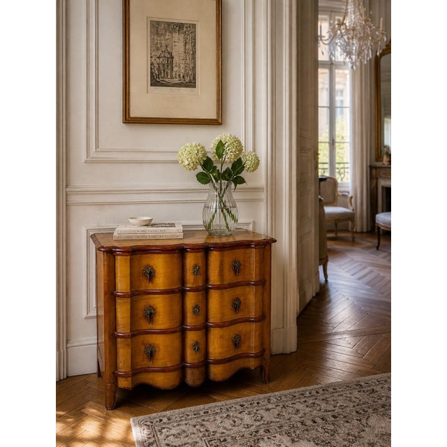 An elegant small walnut chest of drawers dating from the early 20th century, with authentic charm and a unique design. It...