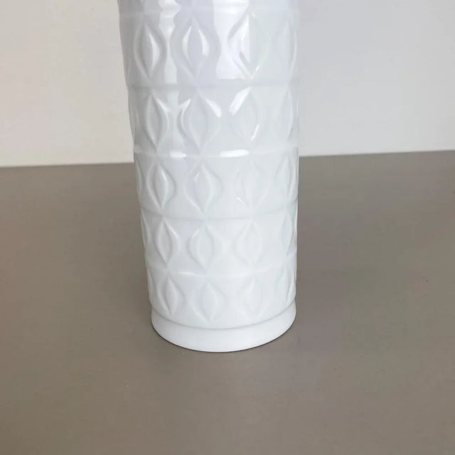 1970s Large Op Art Biscuit Porcelain German Vase from Ak Kaiser, Germany, 1970s For Sale - Image 5 of 14