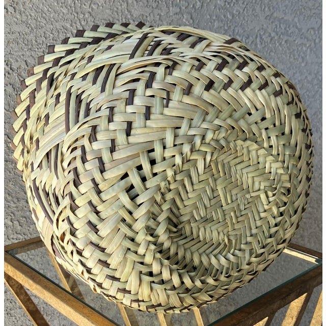 Late 20th-Century Perfectly-Sized Tarahumara Handwoven Sotol Leaf Basket Cachepot, Mexico For Sale - Image 4 of 17