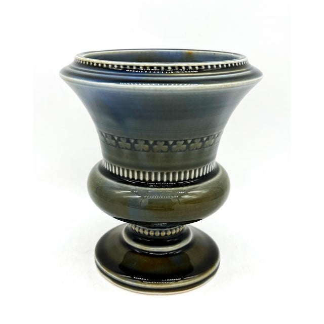 English 1950s Wade Pottery Ireland Blue Pedestal Shamrock Vase, Irish Porcelain Urn - Neoclassical / Traditional / English Country For Sale - Image 3 of 15