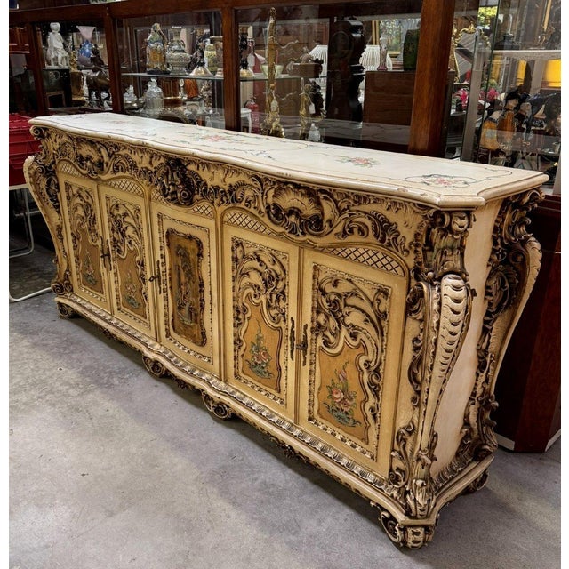 Louis XV Venetian Curved Sideboard in Lacquered, Painted and Gilded Wood, 1920s For Sale - Image 4 of 10