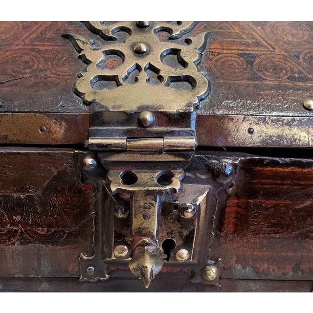 18th Century Brass Mounted and Lacquered “Marriage” Dowry Box. For Sale In Washington DC - Image 6 of 7