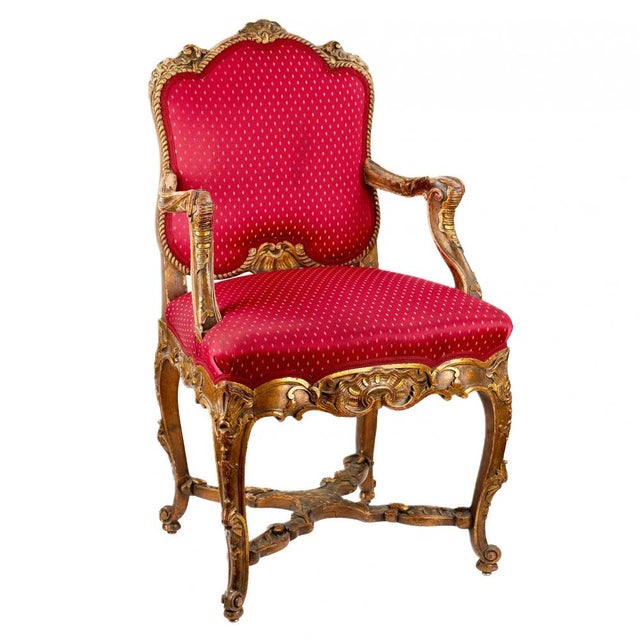 Magnificent carved armchair in the Rococo style of the 19th and 20th centuries. Dimensions: 99x57x50cm.