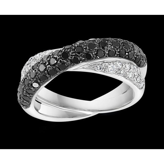0.8 Carat Black and 0.7 Carat White Diamond Cross Over Band 18 Karat White Gold For Sale - Image 17 of 18