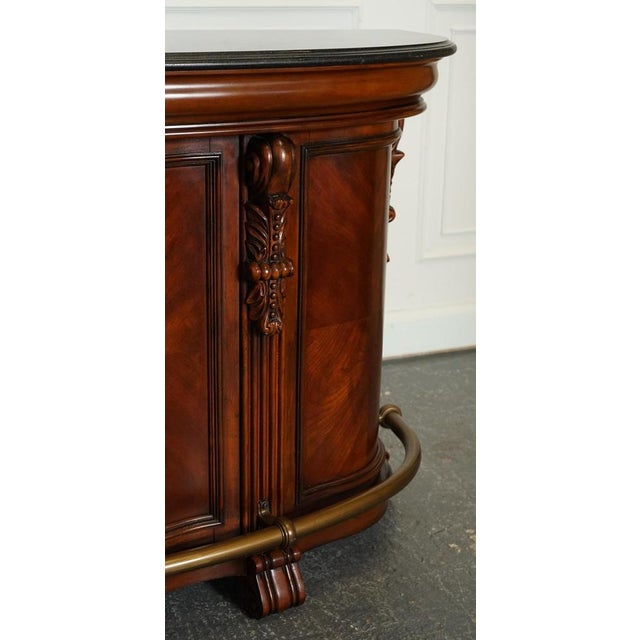 Gold American Bar with Granite Top & Barstools in the style of Howard & Miller For Sale - Image 8 of 18