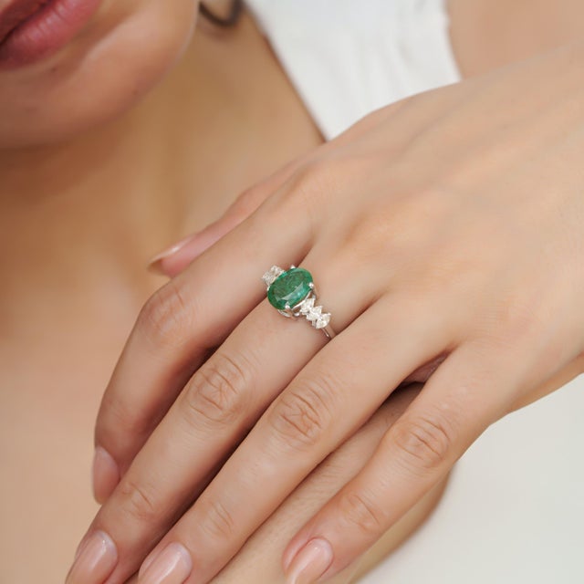 Modern Mid Century Style 2.54 Ct Oval Emerald & Marquise Diamond Ring in 925 Silver Size 7.5 For Sale - Image 10 of 14
