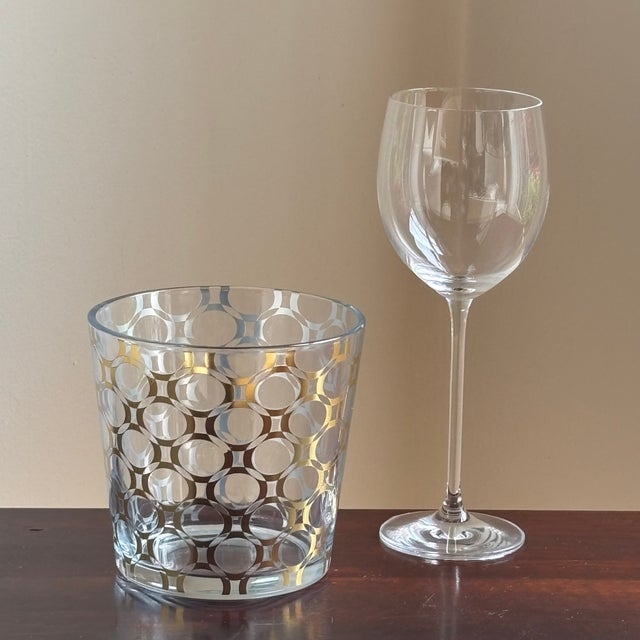 Looking to add a little vintage style to your next gathering? Well, this gorgeous mid-century modern style glass ice...