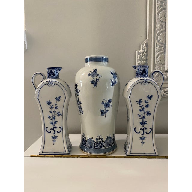 Traditional 1920s Delft Blue Three Vase Mantle Set For Sale - Image 3 of 5