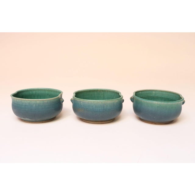 1970s Set of Three Vintage Matte Teal Glaze Studio Ceramic Bowls by Deanna Nichols For Sale - Image 5 of 18