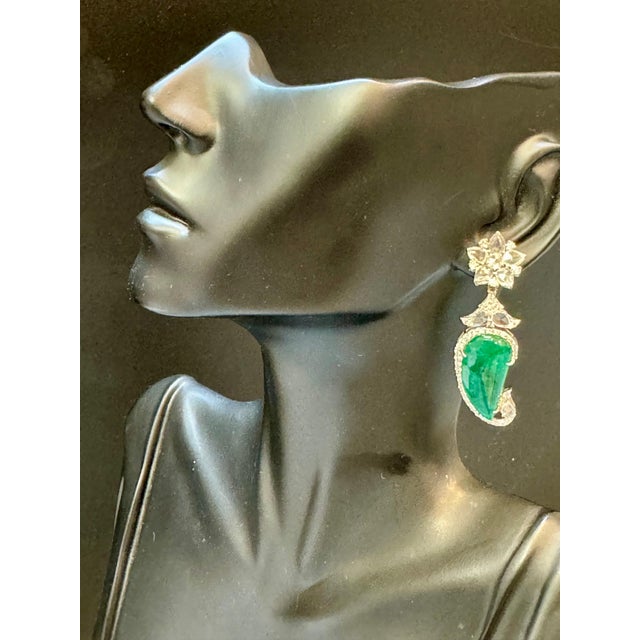 Modern 20 Ct Fine Emerald Cabochon & 4 Ct Rose Cut Diamond 18 Kt White Gold Earrings For Sale - Image 3 of 8
