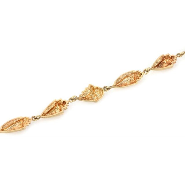 Mid 20th Century Eight Conch Seashell 14k Yellow Gold Charm Bracelet For Sale - Image 4 of 6