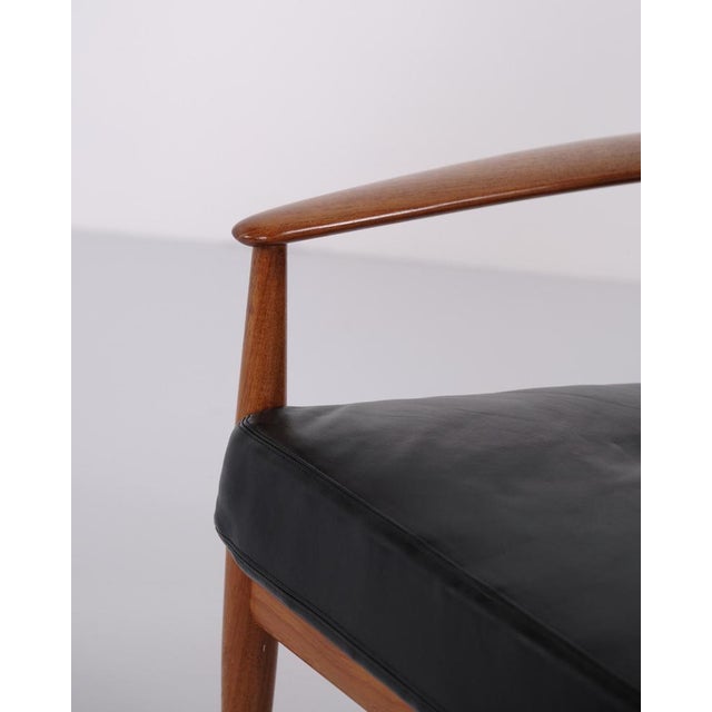 Model 118 Armchair Grete Jalk for France & Søn in Teak and Black Leather, 1960s For Sale - Image 6 of 11