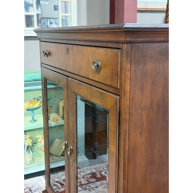 Late 20th Century Hekman Furniture Mahogany Glass Door Curio Display Cabinet With Drawer For Sale In New York - Image 6 of 11