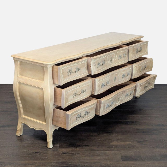 French Provincial Vintage Henredon French Provincial 9-Drawer Dresser For Sale - Image 3 of 11