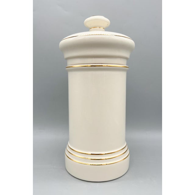 Fitz and Floyd Vintage Blair Apothecary Jar Radix Palmae Christi With Lid – Ceramic Pharmacy Jar – Medical Caduceus – Neoclassical Pharmacy Decor For Sale - Image 4 of 14