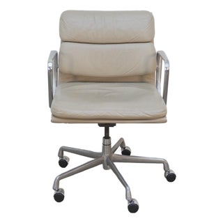 1960s Attributed to Herman Miller Soft Pad Management Chair in Cream Leather For Sale