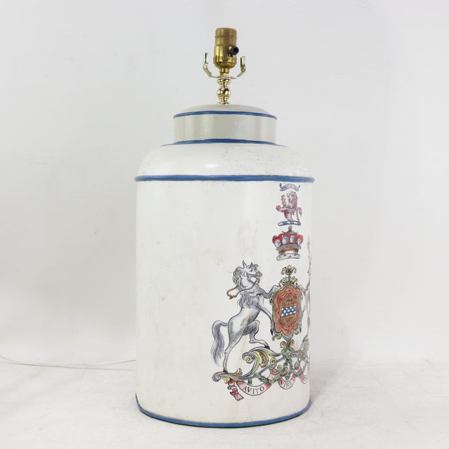 Traditional Vintage Hand Painted Tole Tea Caddy Lamp White Heraldic Crest Motif Table Lamp For Sale - Image 3 of 12