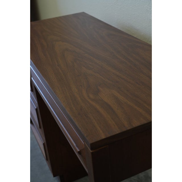 Wood 1960s Vintage Mid-Century Modern Linear by Morris of California Walnut Desk - Writing Desk For Sale - Image 7 of 10
