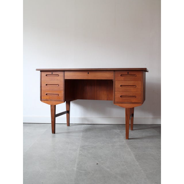 Vintage Danish Desk in Teak, 1960s, in Flawless conditions. Designed 1960 to 1969
