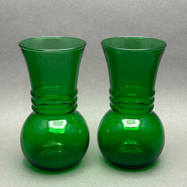 Mid 20th Century Vintage Pair of MCM Anchor Hocking Forest Green Ribbed Vases For Sale - Image 5 of 7