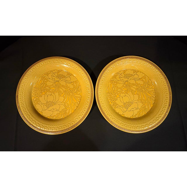 Quintessentially mid-century, this set of Franciscan dinner and salad plates will transport your guests to another time...