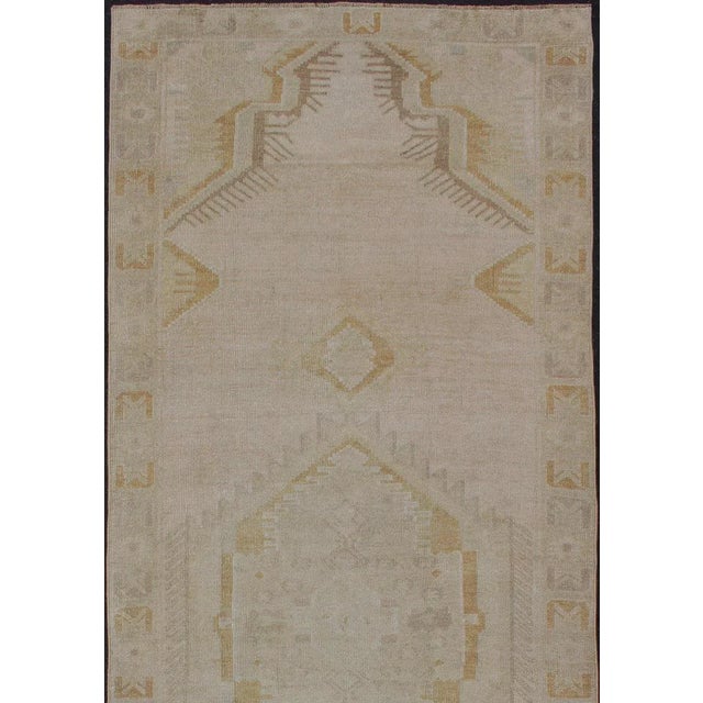 Medallion Oushak Gallery carpet, Keivan Woven Arts / rug country of origin / type: Turkey / Oushak, circa 1940. Light...