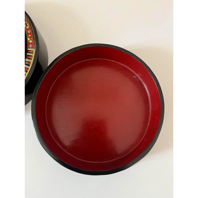 Chinoiserie Large Vintage Chinoiserie Black Lacquer Round Hand Painted Wooden Box - Woman With Umbrella For Sale - Image 3 of 6