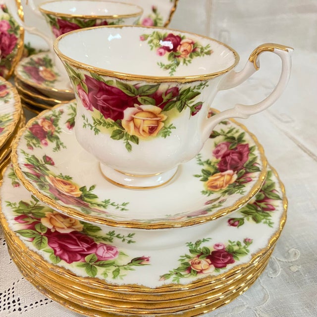 Royal Albert "Old Country Roses" Fine Bone China Made in England - 40 Pieces For Sale - Image 9 of 9