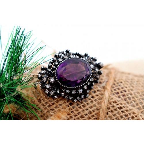 Gold brooch with diamonds (4) in 8/8 brilliant cut and diamond chips (54) and cut amethyst in the center, original case....