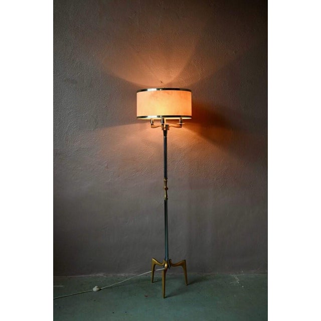 This beautiful tripod lamp, typical of the Regency style, dates from the 1960s. It is original and elegant. This aesthetic...