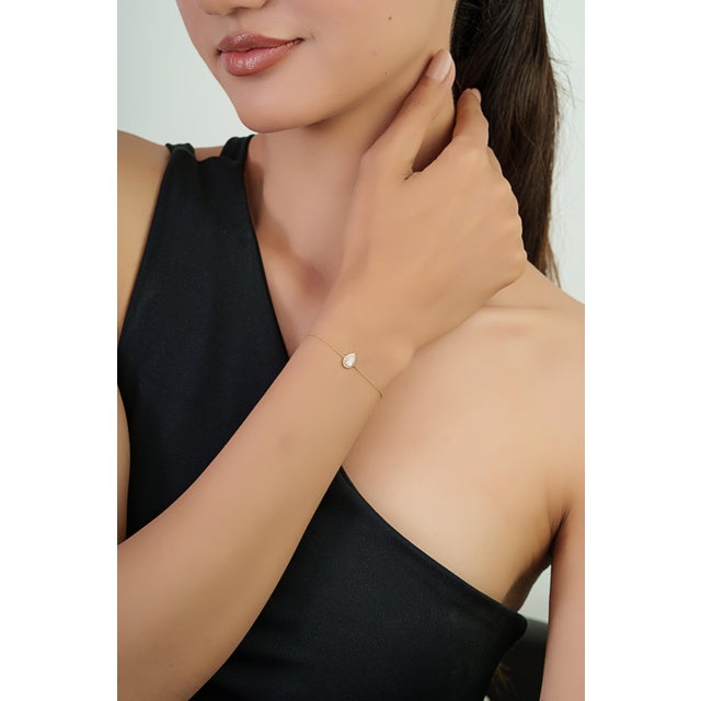 White Minimalist Pear Cut Diamond Halo Solitaire Chain Bracelet in 14k Yellow Gold For Sale - Image 8 of 15