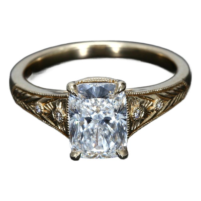2.1ct Igi Certified Lab-Grown Cushion-Cut Diamond Ring in 14k Yellow Gold Size 7 For Sale