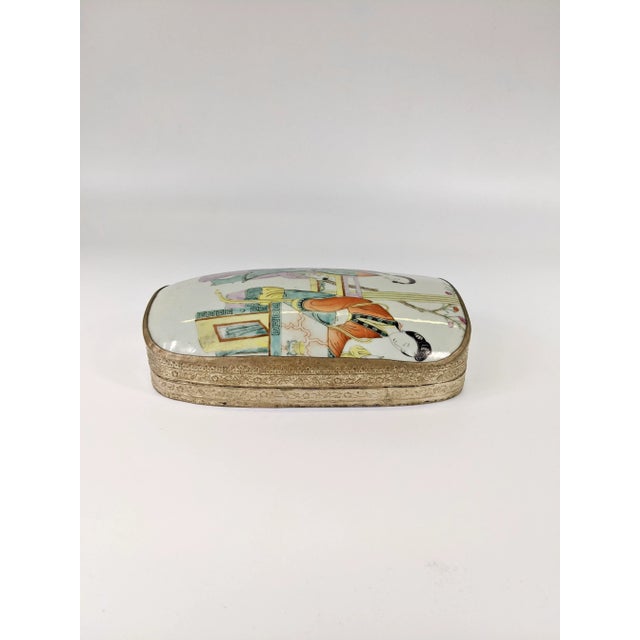 Chinese 19th Century Chinese Porcelain Large Shard Box of Women and a Child For Sale - Image 3 of 7