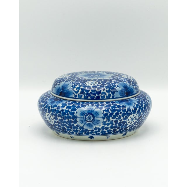 Royal Delft 300th Anniversary Commemorative Bonbonnière, 1953, Hand-Painted For Sale - Image 3 of 7