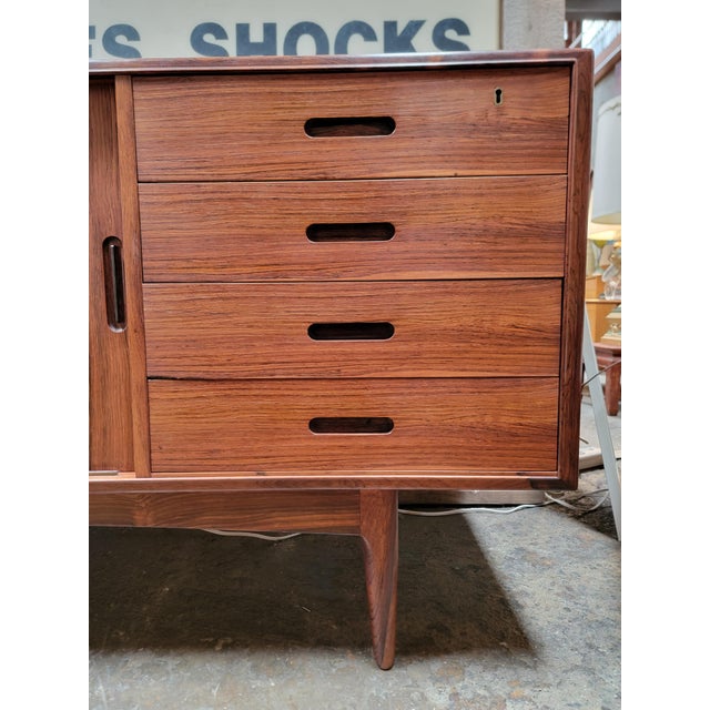 Danish Modern Rosewood Credenza For Sale In San Francisco - Image 6 of 18