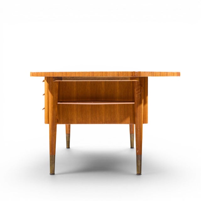 Mid 20th Century Stow Davis Mid Century Walnut Boomerang Executive Desk For Sale - Image 5 of 9