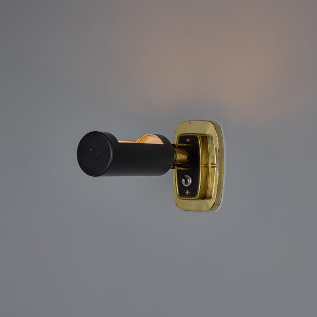 Mid-Century Modern 1960s Stilnovo Model #2134 Articulating Brass and Metal Wall Lamp For Sale - Image 3 of 18