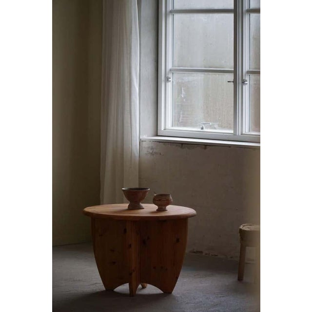 1970s MCM Scandinavian Round Coffee Table in Solid Pine, Rainer Daumiller Style, 1970s For Sale - Image 5 of 5