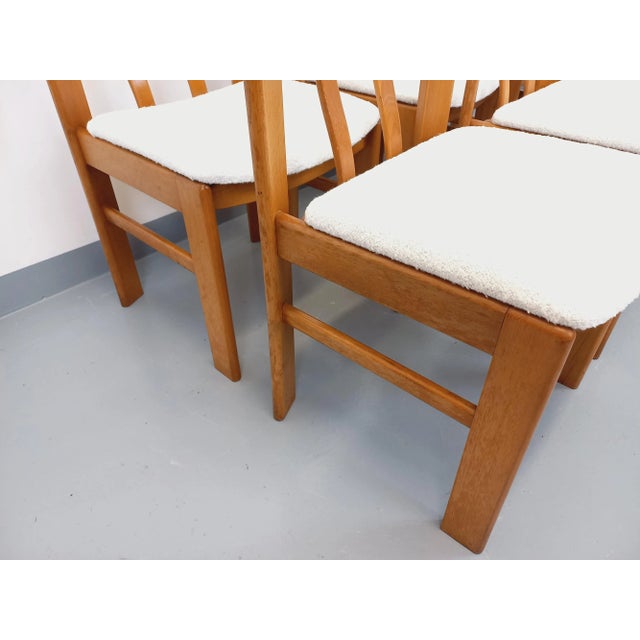 Vintage Chairs in Elm Wood and Bouclé Fabric, 1960s, Set of 6 For Sale - Image 3 of 18