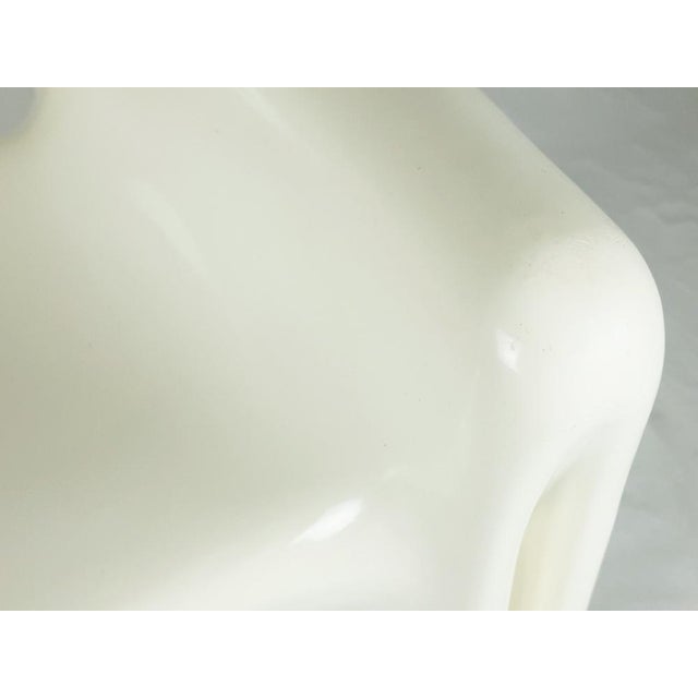 Plastic Set of White Plastic Vicar Armchairs by Vico Magistretti for Artemide, 1971 For Sale - Image 7 of 18