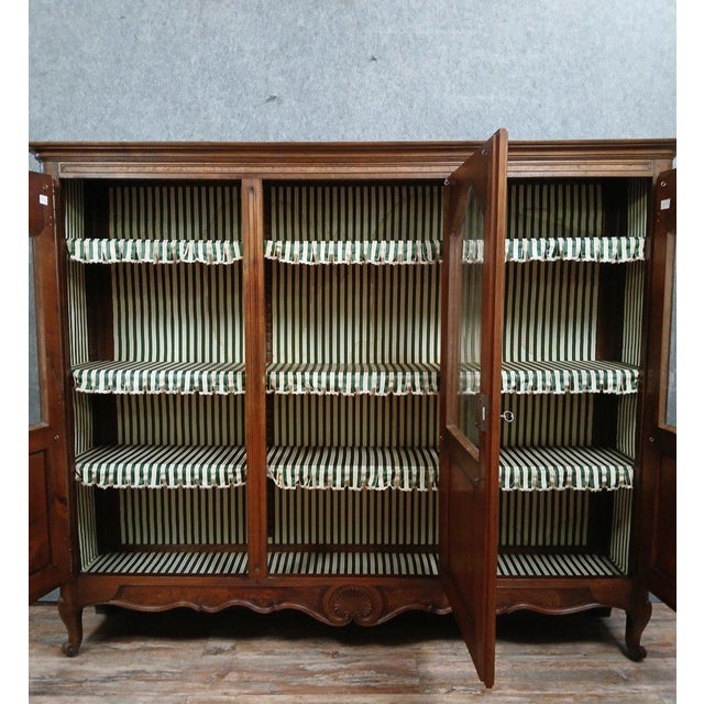 Antique Louis XV Style Bookcase in Walnut, 1850s For Sale - Image 5 of 8