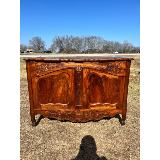 18th Century Fine 18th Century French Louis XV Provincial Burl Walnut Sideboard / Buffet. For Sale - Image 5 of 18