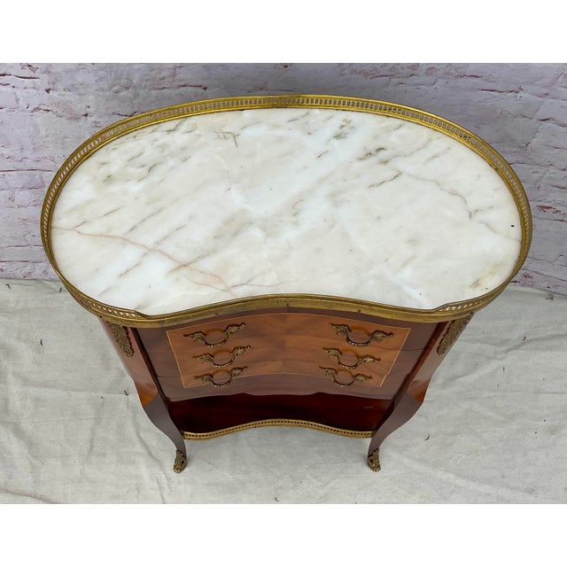 Elegant Louis XV Side Tables With Marble Tops and Brass Accents - A Pair For Sale - Image 13 of 17