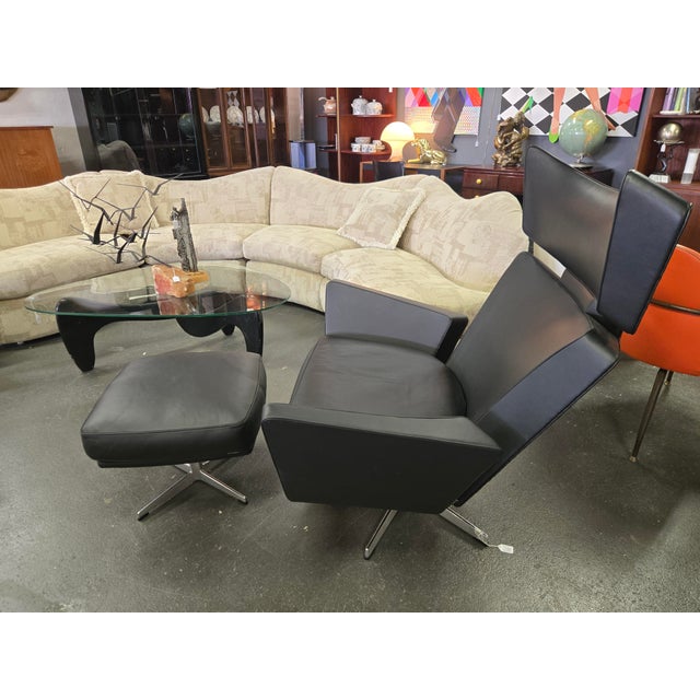 Sharp lines and powerful contours - the Oksen armchair is a true presence in any room. The famous designer Arne Jacobsen...