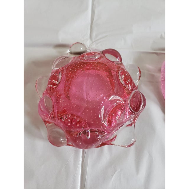 1950s 1950s Archimede Seguso Pink Raspberry Murano Attributed Glass Bullicante Bowls - Set of 2 For Sale - Image 5 of 12