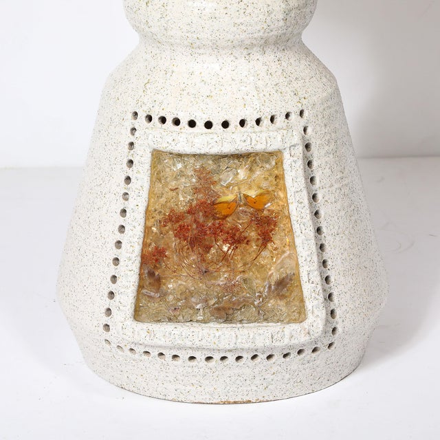 1970s Mid-Century Illuminated Amber Resin Naturalistic Motif White Ceramic Table Lamp For Sale - Image 5 of 12