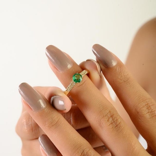VRJewels Emerald & Diamond 14k Yellow Gold Engagement Ring for Women Size 6.5 For Sale - Image 4 of 13