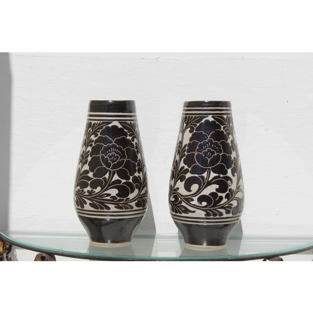 1950s Pair of }Asian Mid 20th Century Vases For Sale - Image 5 of 8