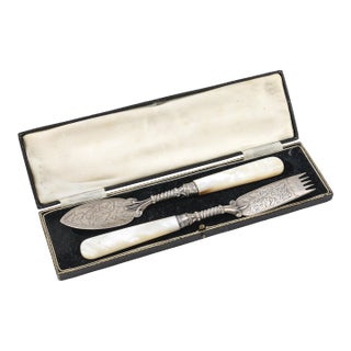 Late 19th Century Victorian or Edwardian Pair of Silver Desert Cutlery Pieces With Mother-Of-Pearl Handles For Sale