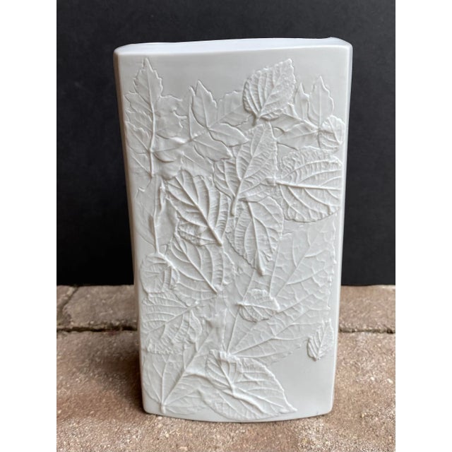 1970s Organic Modern Style Naaman White Bisque Porcelain Vase With Embossed Leaf Relief For Sale - Image 5 of 11